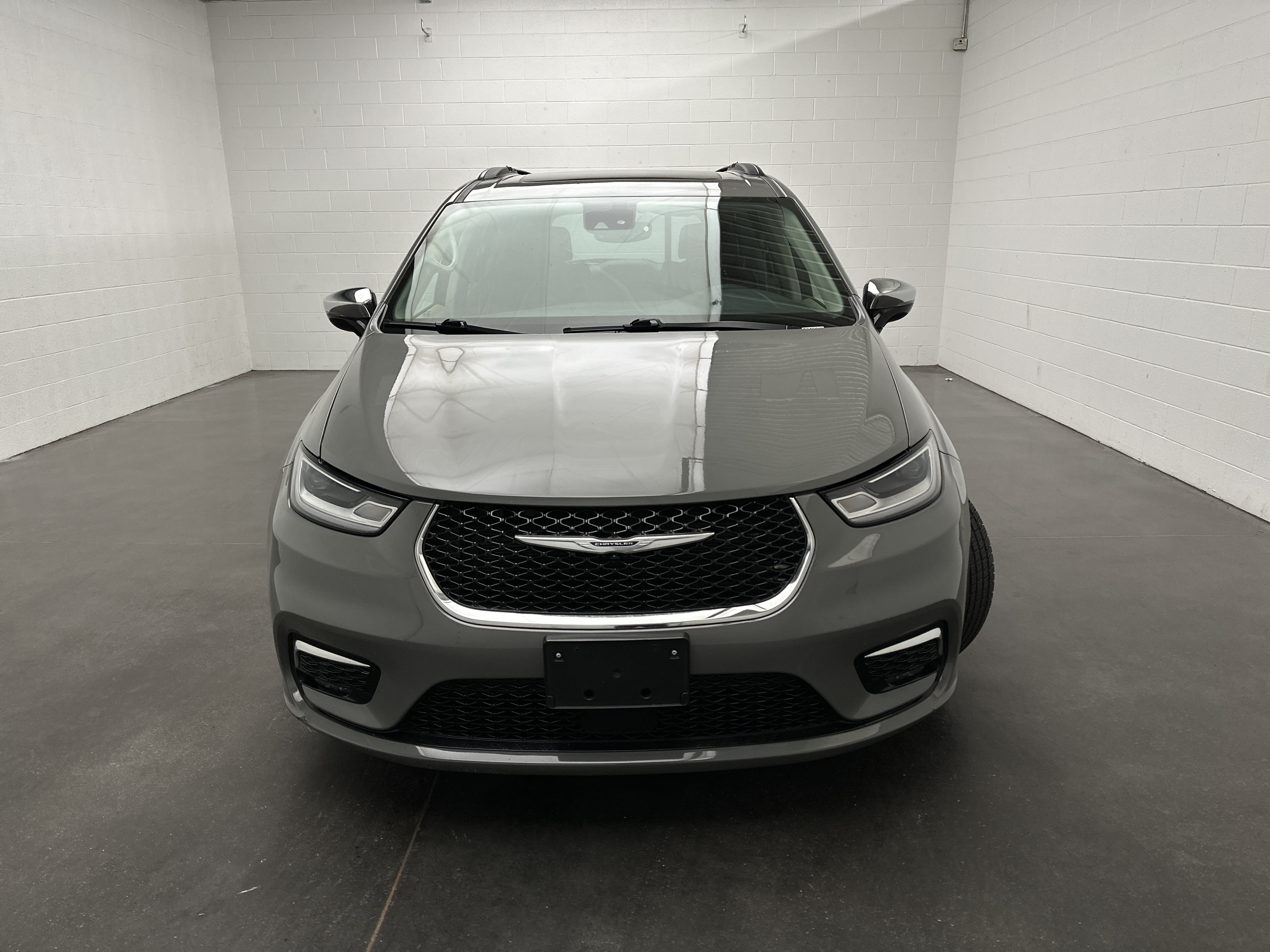 Used 2023 Chrysler Pacifica Limited FWD image 3