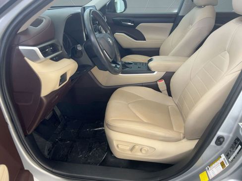 Used 2020 Toyota Highlander XLE image 5