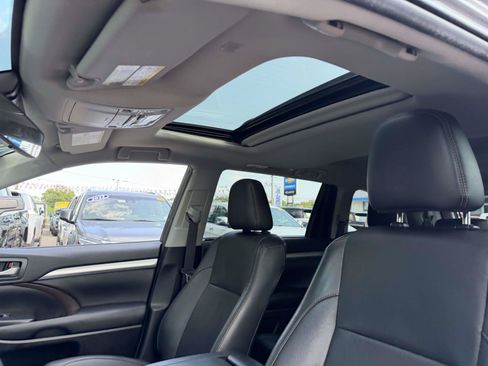 Used 2019 Toyota Highlander XLE AWD/4WD image 10