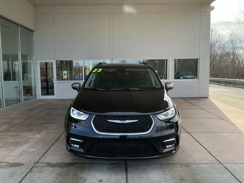 Used 2023 Chrysler Pacifica Limited image 2