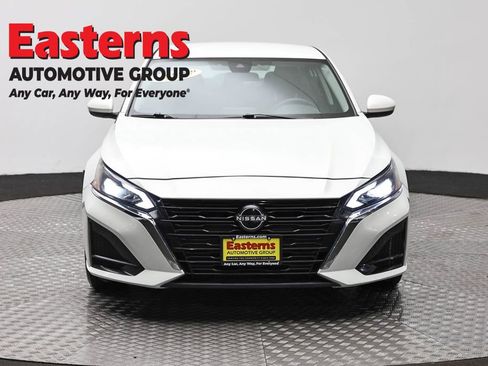 Used 2023 Nissan Altima 2.5 SV FWD image 2