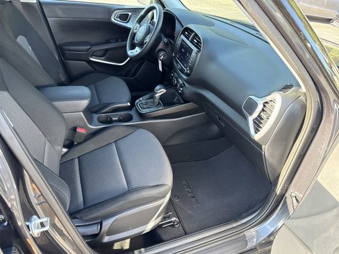 Used 2022 Kia Soul LX image 27