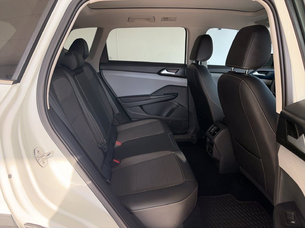 Certified 2023 Volkswagen Taos SE w/ Panoramic Sunroof Package FWD image 32