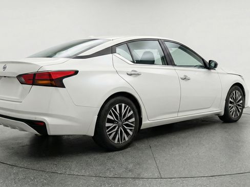 Used 2025 Nissan Altima 2.5 SV image 9
