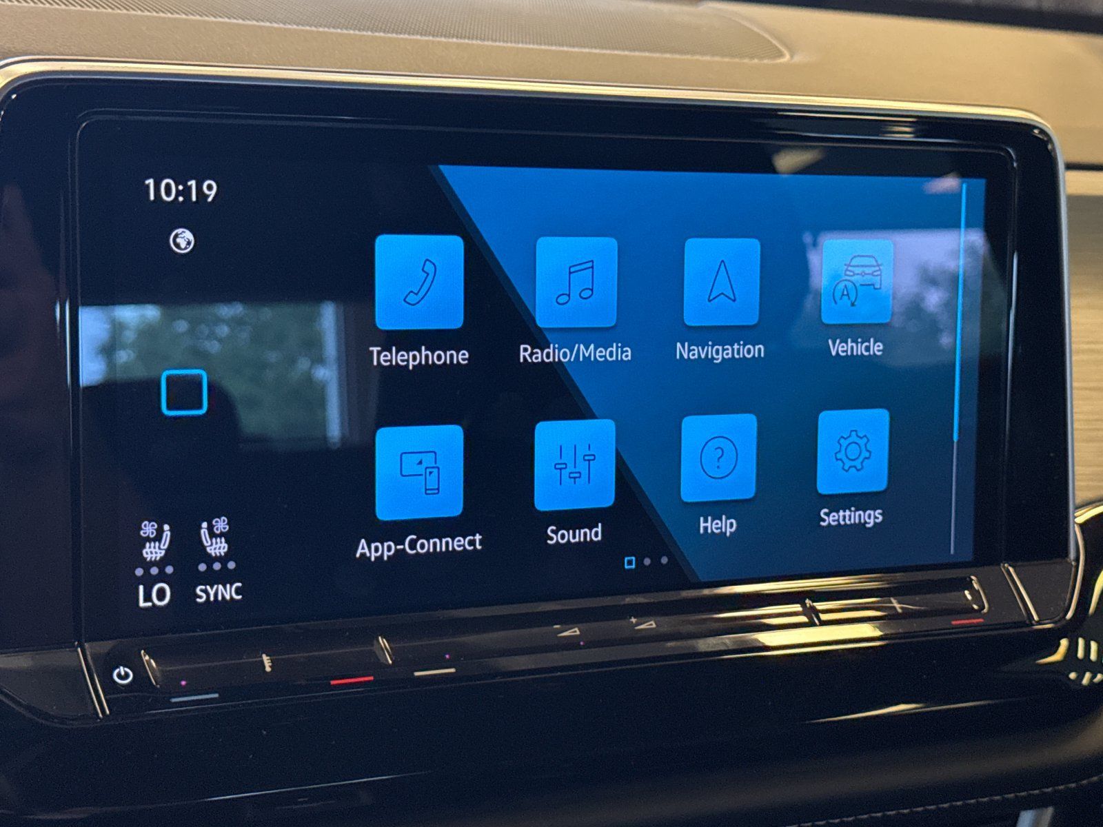 Certified 2024 Volkswagen Atlas Cross Sport SE AWD/4WD image 19