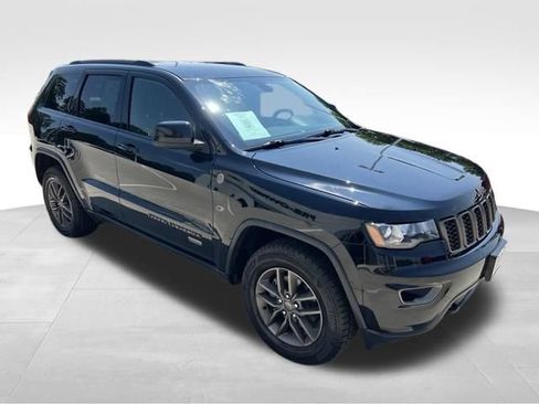 Used 2017 Jeep Grand Cherokee Laredo AWD/4WD image 9