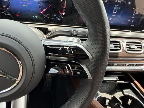 Used 2025 Mercedes-Benz GLS 450 4MATIC image 11