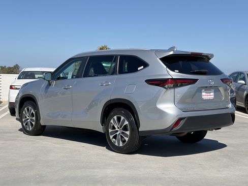 Certified 2024 Toyota Highlander XLE FWD image 4