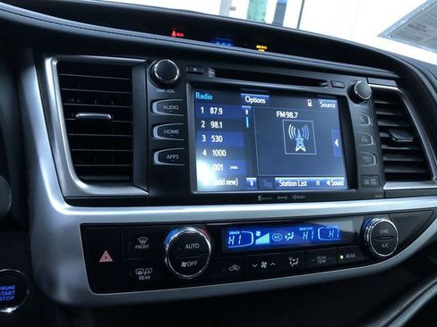 Used 2019 Toyota Highlander XLE image 28