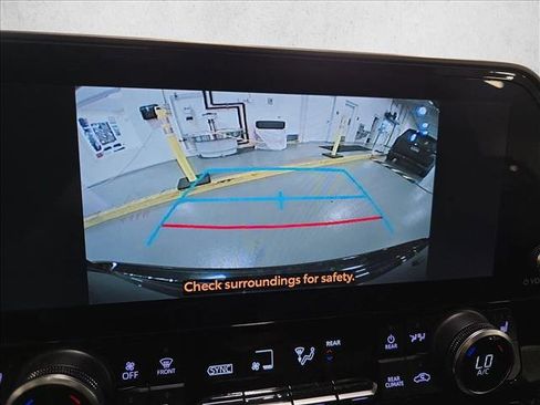 Used 2023 Toyota Highlander XLE AWD/4WD image 24