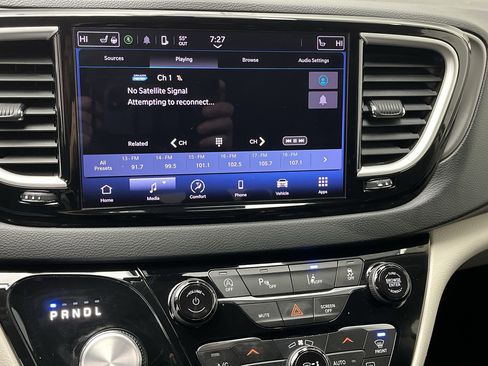 Used 2023 Chrysler Pacifica Touring-L image 17