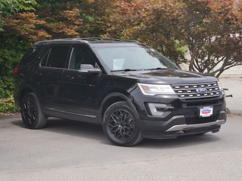Used 2017 Ford Explorer XLT w/ Equipment Group 201A AWD/4WD image 29