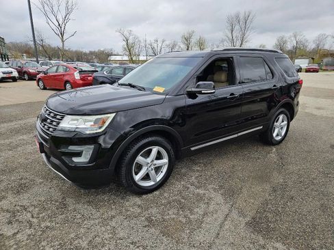 Used 2017 Ford Explorer XLT w/ Equipment Group 202A image 3