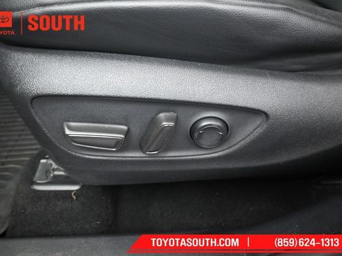 Used 2021 Toyota Highlander XLE AWD/4WD image 23