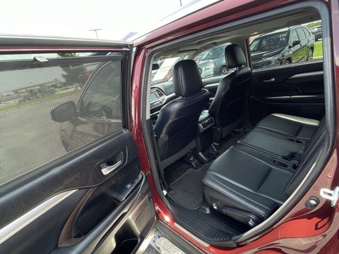 Used 2016 Toyota Highlander XLE FWD image 12