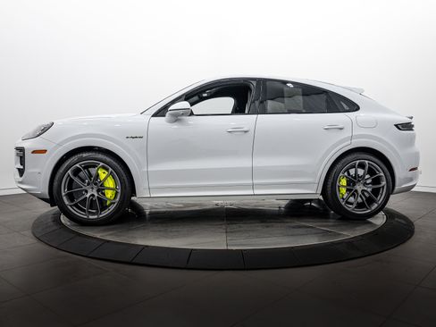 Certified 2025 Porsche Cayenne Turbo AWD/4WD image 2