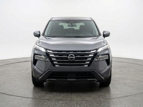 Used 2025 Nissan Rogue SV image 2