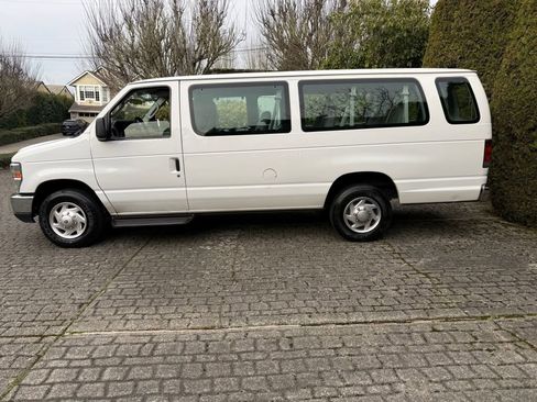 Used 2011 Ford E-350 and Econoline 350 XLT image 2