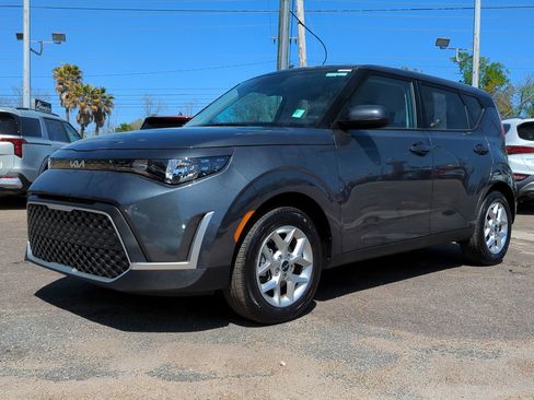 Certified 2025 Kia Soul LX image 1