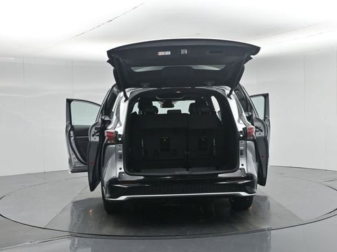 Used 2025 Toyota Sienna XSE w/ XSE Premium Package FWD image 38