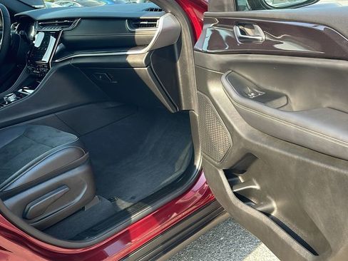 Used 2023 Jeep Grand Cherokee Altitude image 33