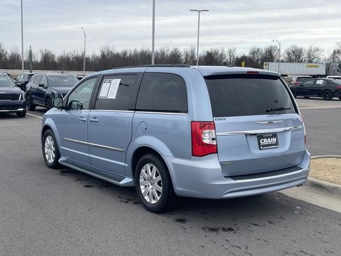 Used 2013 Chrysler Town & Country Touring image 5