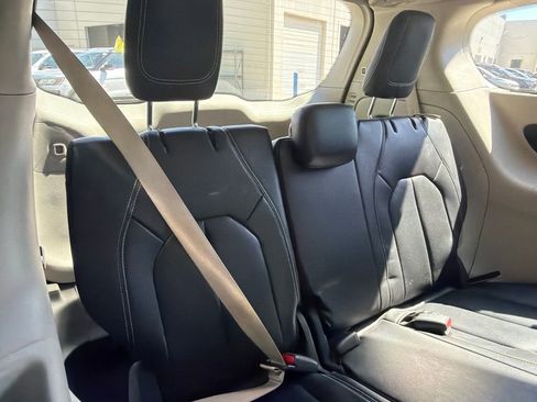 Used 2022 Chrysler Pacifica Touring-L FWD image 16