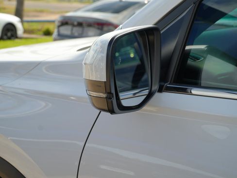 Used 2025 Honda Pilot EX-L image 11