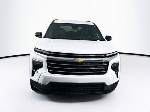Used 2025 Chevrolet Traverse LT image 2