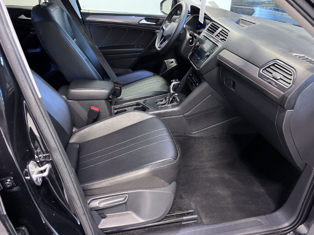 Certified 2024 Volkswagen Tiguan SE FWD image 11