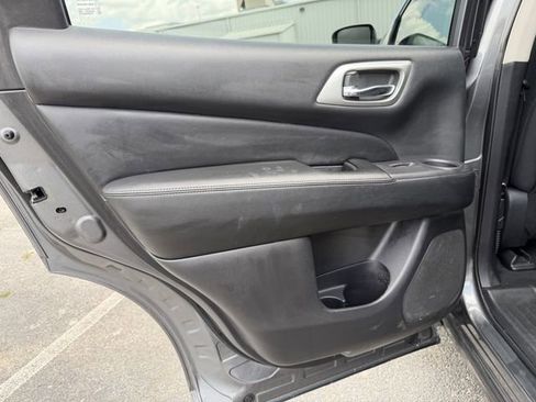 Used 2020 Nissan Pathfinder S image 16