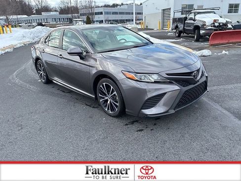 Used 2020 Toyota Camry SE w/ Convenience Package image 2