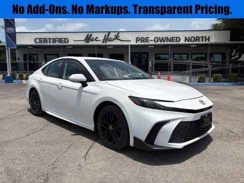 Used 2025 Toyota Camry SE FWD image 1
