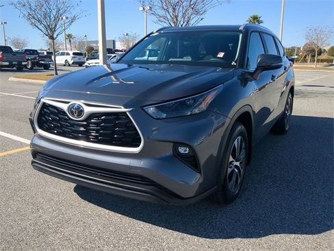 Certified 2025 Toyota Highlander XLE image 8