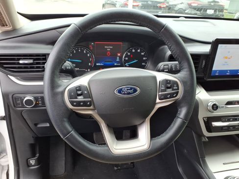 Used 2022 Ford Explorer XLT image 8