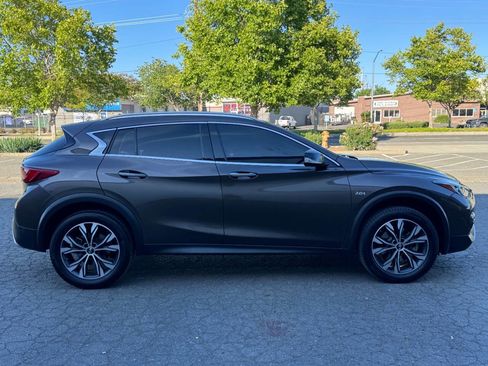 Used 2017 INFINITI QX30 Premium AWD/4WD image 7