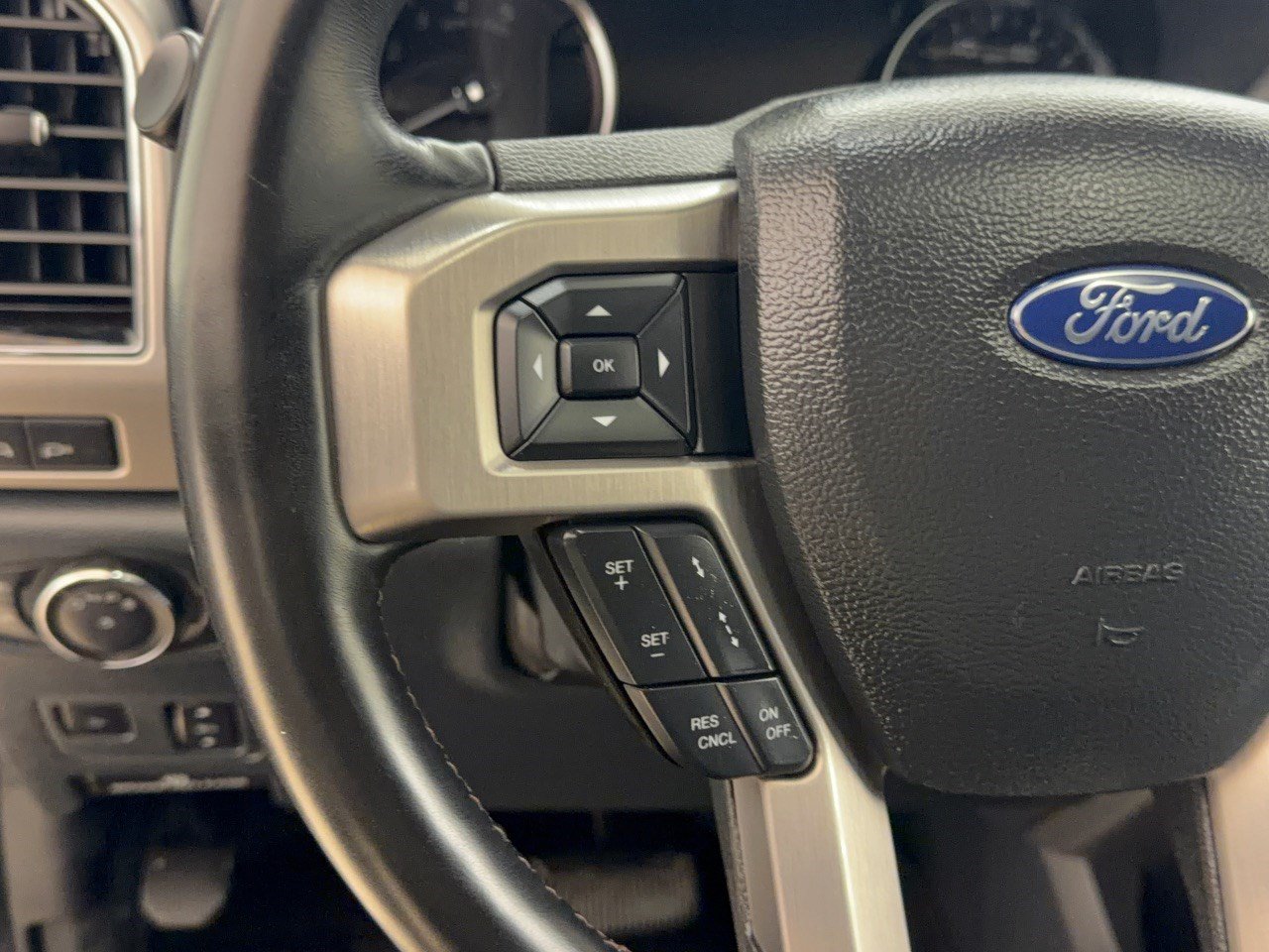 Certified 2022 Ford F350 Platinum w/ Tremor Off-Road Package AWD/4WD image 18