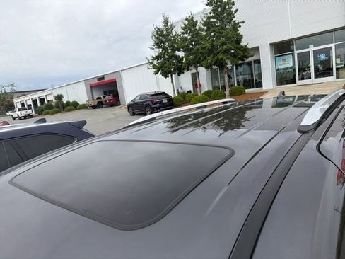 Used 2025 Toyota Sienna Limited image 1