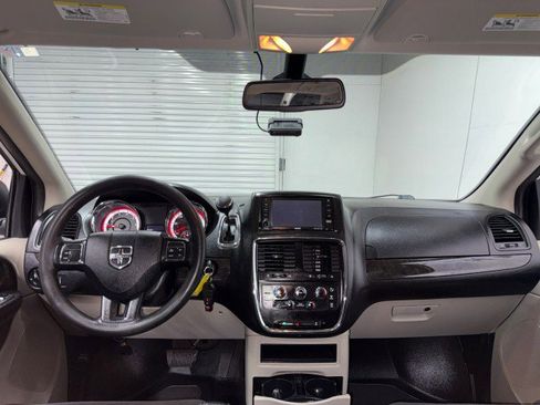 Used 2019 Dodge Grand Caravan SE FWD image 17