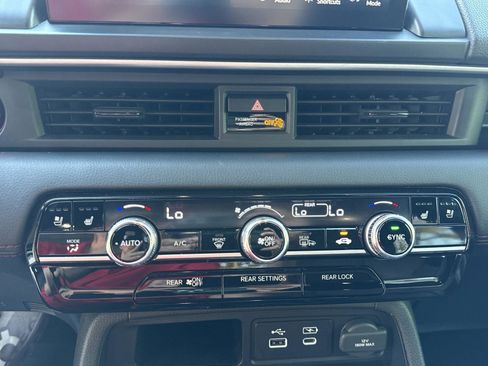 Used 2025 Honda Pilot Black Edition image 13