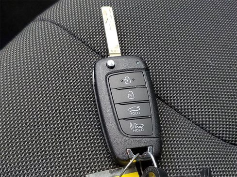 Used 2025 Hyundai Elantra SE image 25