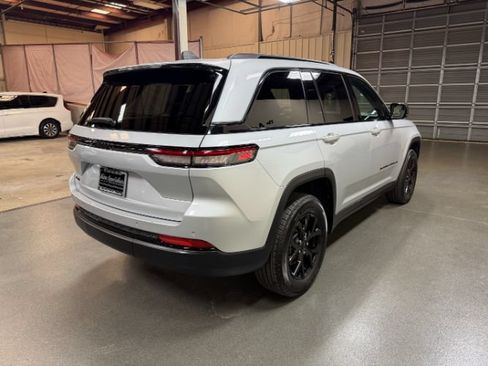 Used 2025 Jeep Grand Cherokee Altitude AWD/4WD image 4