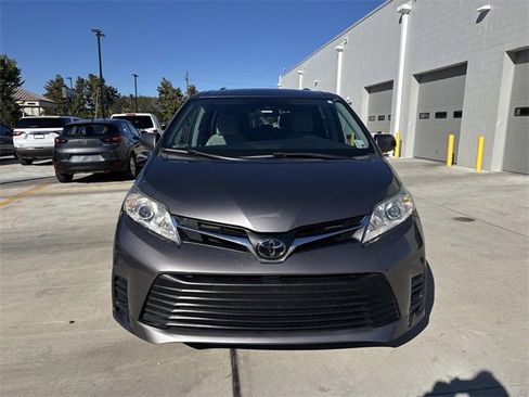 Used 2020 Toyota Sienna LE image 2