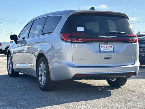 New 2026 Chrysler Pacifica Limited image 9