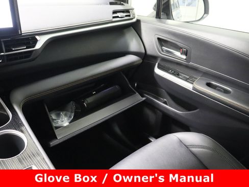 Used 2025 Toyota Sienna XLE Woodland Edition image 25