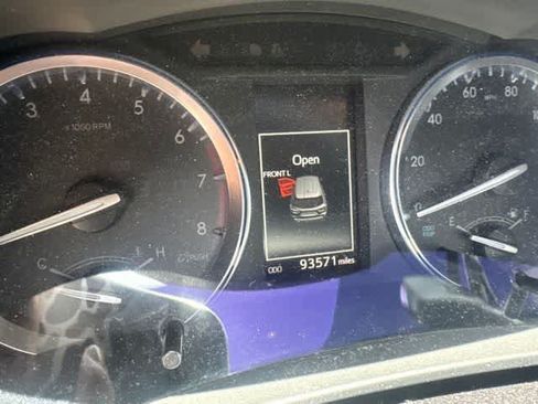 Used 2014 Toyota Highlander XLE FWD image 3