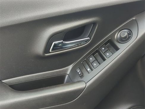 Used 2021 Chevrolet Trax LT w/ LT Convenience Package image 13