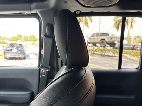 Used 2019 Jeep Wrangler Unlimited Sahara AWD/4WD image 12