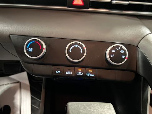 Used 2025 Hyundai Elantra SE image 17