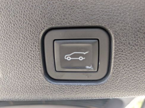Used 2025 Chevrolet Traverse LT FWD image 15